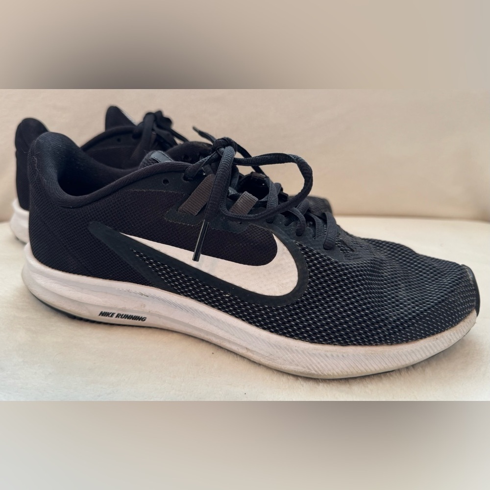 Nike Women’s Downshifter Black & White Sneaker Tennis Shoes Size 8.5M - Picture 2 of 7